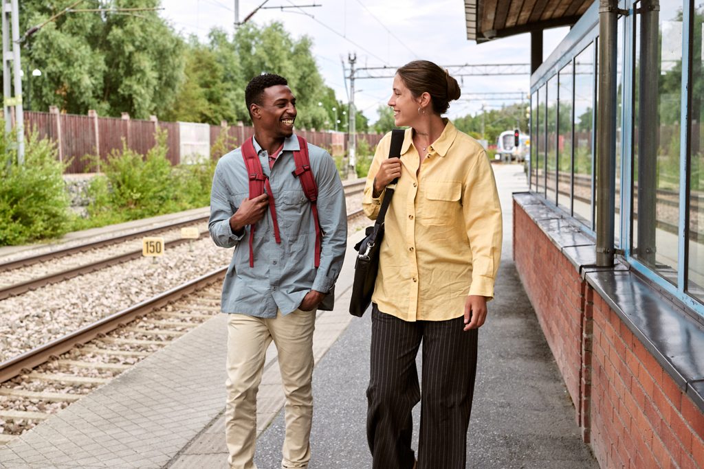 Kvinna och man på en tågstation